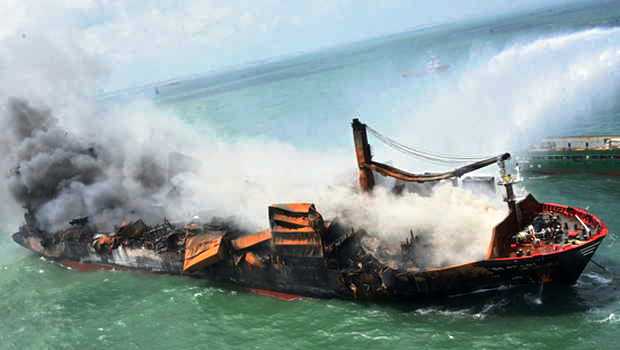 Ilustrasi kapal terbakar di laut. (Ist.)