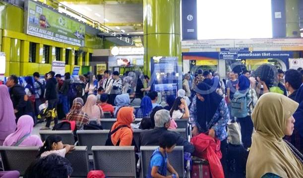 Ilustrasi penumpang kereta api di Stasiun Gambir Jakarta. (Foto:Dok.Tempo.co)