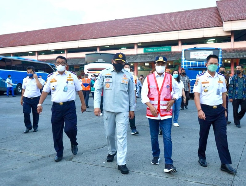 Direktur Utama PT Jasa Raharja Rivan A. Purwantono mendampingi Menteri Perhubungan Budi Karya Sumadi. Foto: istimewa.