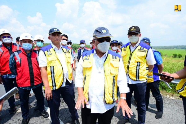 Menteri PUPR Basuki Hadimuljono meninjau jalan Tol Trans Sumatera ruas Tol Lampung hingga Palembang. (Foto:Dok.KemenPUPR)