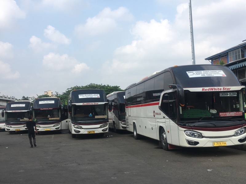 Bus Primajasa di Terminal Bekasi, Selasa (19/4/2022). Foto: BeritaTrans.com.