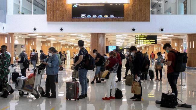 Penumpang pesawat antre membeli tiket sebelum melakukan penerbangan di Bandara Juanda Surabaya. (Ist.)