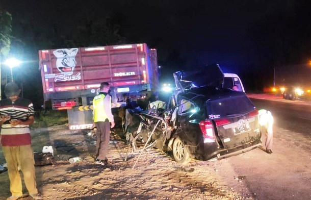 Mobil Toyota Calya tampak ringsek setelah menabrak pantat truk tronton parkir. (Foto:detik.com)