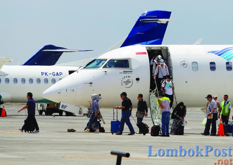 Penumpang turun dari pesawat di Bandara Lombok. (Foto:Dok.LombokPost) 