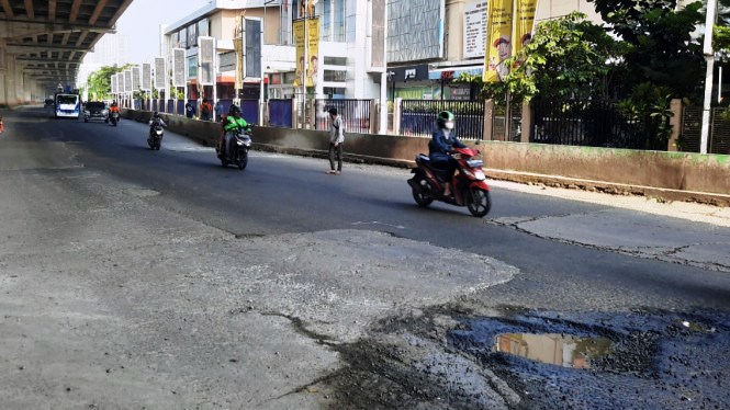 Salah satu titik jalan rusak di Kalimalang Bekasi. (Foto:Dok.tvonenews.com) 