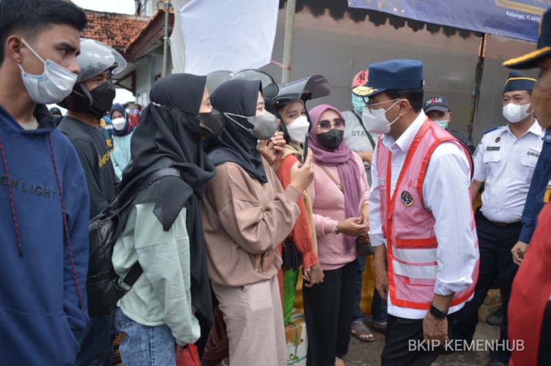 Menhub sapa penumpang di Pelabuhan Kalianget