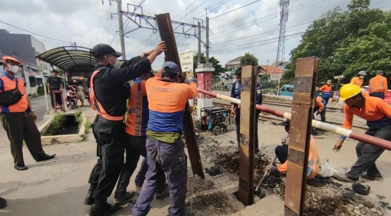 Penutupan perlintasan liar di antara Stasiun Citayam-Depok.(foto/dok.KAI)