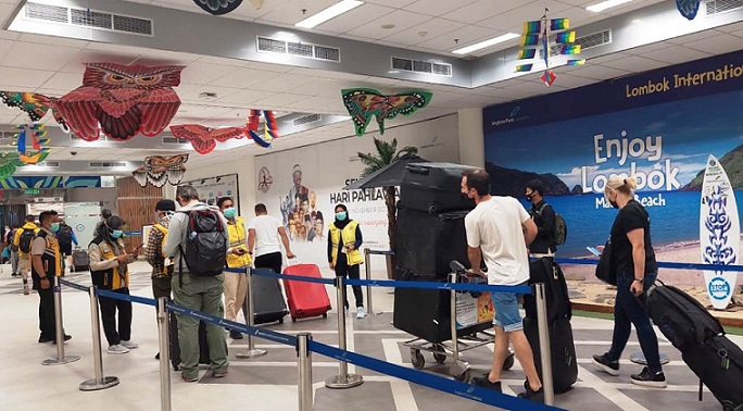 Ilustrasi penumpang pesawat di Bandara Internasional Lombok. (Foto:Dok.Media Indoensia)