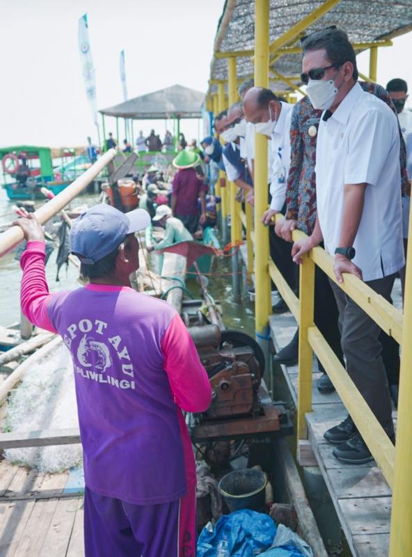 Menteri Trenggono saat meninjau lokasi Taman Ekowisata Mangrove Pandansari.