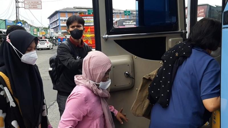 Penumpang menaiki bus yang akan diberangkatkan dari Terminal Induk Kota Bekasi, Jawa Barat, Kamis (21/4/2022).