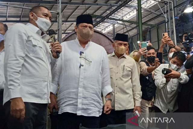 Menteri Koordinator Bidang Perekonomian Airlangga Hartarto (kedua kiri) meninjau lokasi pengolahan kulit PT Garut Makmur Perkasa (GMP) kawasan Sukaregang, Garut, Kamis (21/4/2022). (Foto:ANTARA)