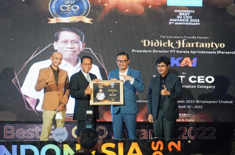 Direktur Utama PT KAI (Persero) Didiek Hartantyo meraih penghargaan Best CEO In Rail Transportation Category dalam event Indonesia Best 50 CEO Awards 2022 (Employees’ Choice), 3rd Anniversary di Jakarta, Rabu (20/04).