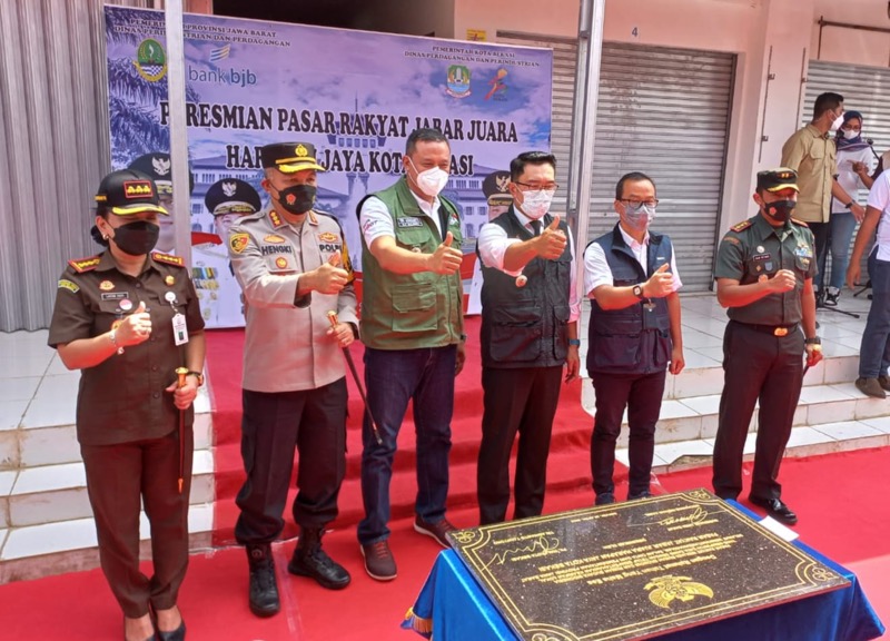 Kapolres Metro Bekasi Kota Kombes Pol Hengki  hadir dan mendampingi Gubernur Jawa Barat Ridwan Kamil dalam peresmian Pasar Rakyat Jabar Juara Harapan Jaya Kota Bekasi, bertempat di Pasar Harapan Jaya Kel. Harapan Jaya Kec. Bekasi Utara Kota Bekasi, Rabu (20/4/2022). Foto: ist.