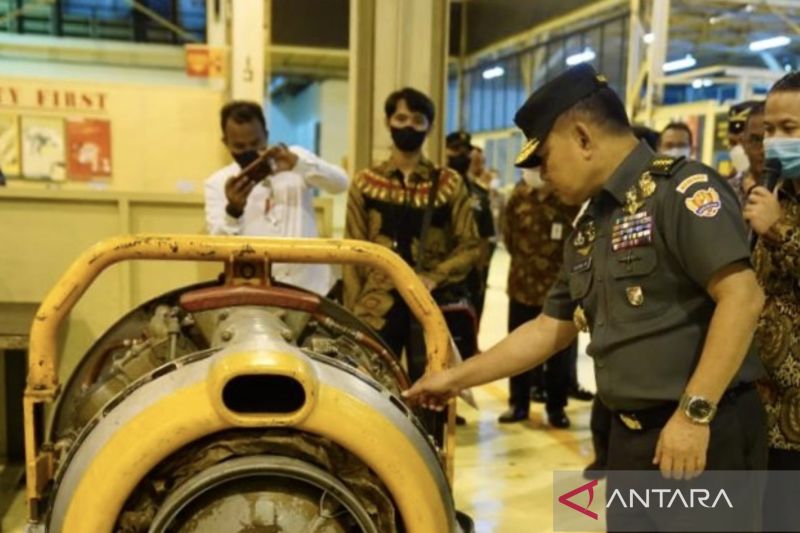Kasad Jenderal TNI Dudung Abdurachman memperhatikan salah satu komponen pesawat terbang produksi PT DI Bandung. (Foto:ANTARA)