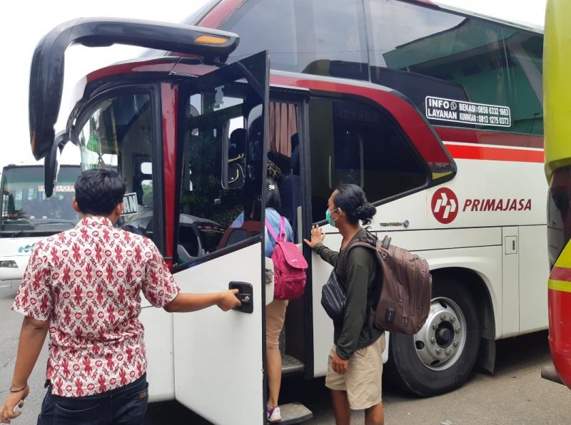 Penumpang menaiki bus Primajasa dari Terminal Bekasi pada Jumat (22/4/2022).