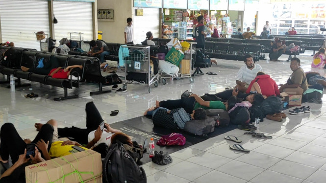 Calon penumpang kapal rela tidur di selasar terminal demi menunggu kapal datang. (Foto:tvonenews.com) 