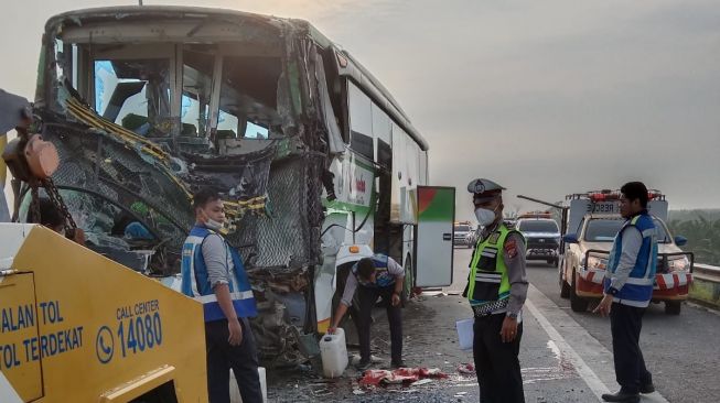 Kondisi bus setelah menabrak bagian belakang truk tronton mengalami kerusakan cukup parah. (Foto:SuaraSumut.id)