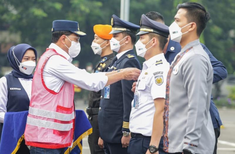 Kemenhub Budi Karya Sumadi saat memimpin Apel Siaga Angkutan Lebaran 2022 di Stasiun Gambir, Jumat (22/4/2022).