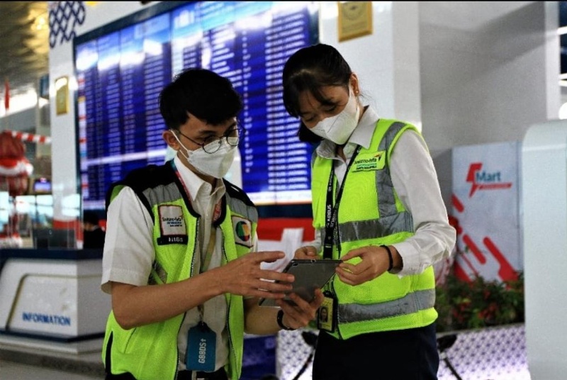 Petugas monitoring di Bandara Angkasa Pura II