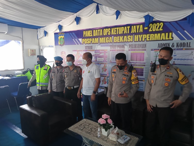 Kapolres Metro Bekasi Kota Kombes Pol Hengki, melaksanakan Peninjauan Kesiapan Mudik pengamanan lebaran 2022 di Pos Pengamanan Harapan Indah, Pos Pelayanan Stasiun Kranji dan Pos Pengamanan Satlantas di Mega Hypermall Giant Tol Barat, kota Bekasi, Sabtu (23/4/2022). Foto: ist.