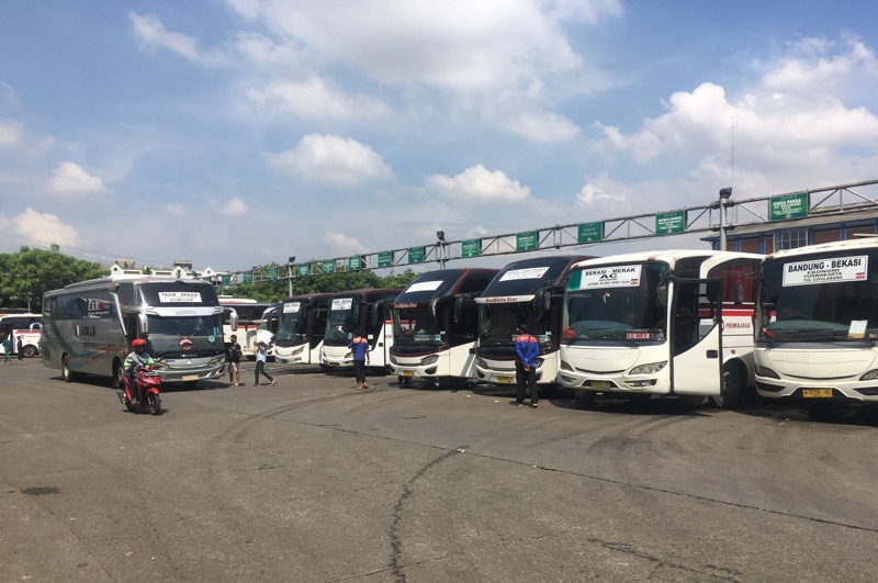 Bus antarkota di area keberangkatan Terminal Bekasi, Sabtu (23/4/2022). Foto: BeritaTrans.com.