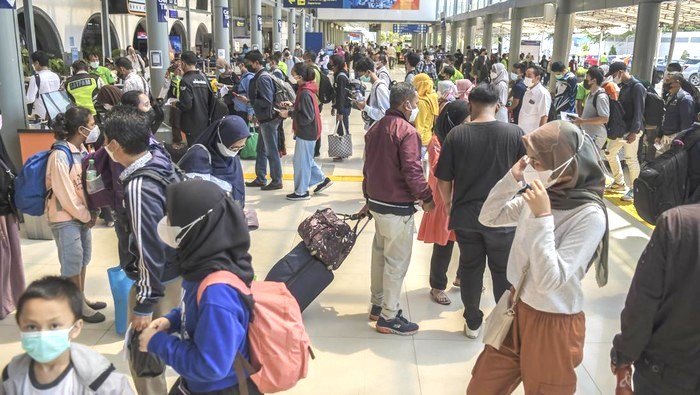 Masyarakat antre membeli tiket kereta api di Stasiun Gambir Jakarta beberapa waktu lalu. (Foto:Ist.) 