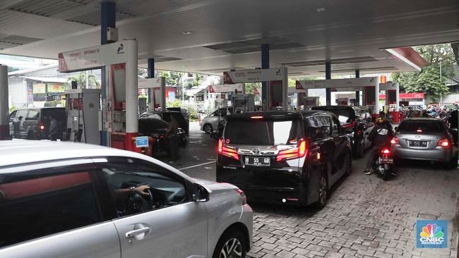 Ilustrasi kendaraan membeli BBM di salah satu SPBU. (Foto:Dok.CNBC Indonesia)