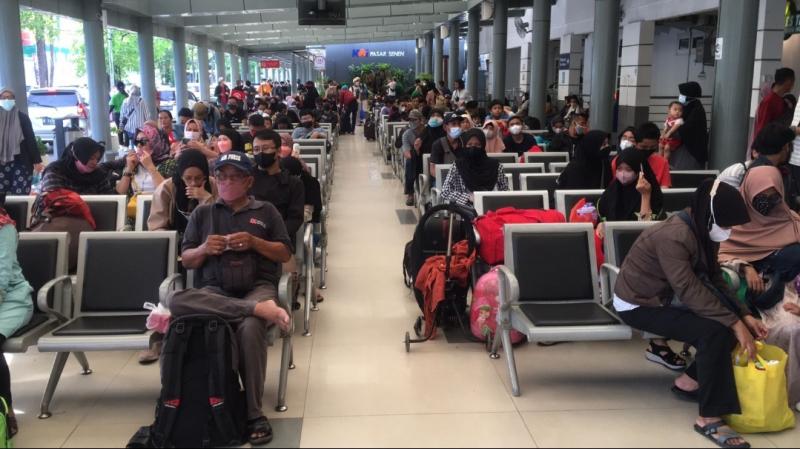 Suasana ruang tunggu keberangkatan penumpang KA di Stasiun Pasar Senen. (Foto/Dok.KAI) 