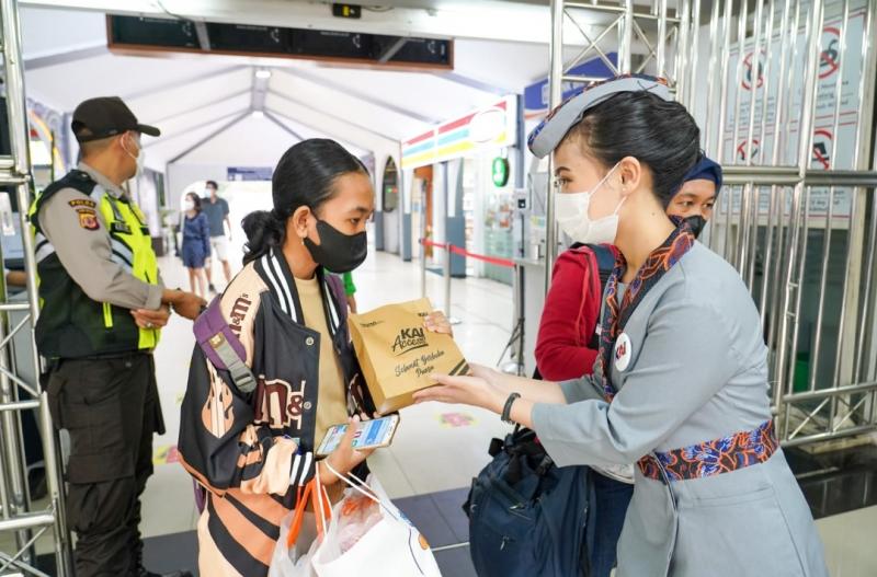 Penumpang KA mendapatkan takjil untuk persiapan berbuka saat berada di stasiun menjelang berbuka puasa periode 22 April hingga 1 Mei 2022.(foto/dok. PT KAI)