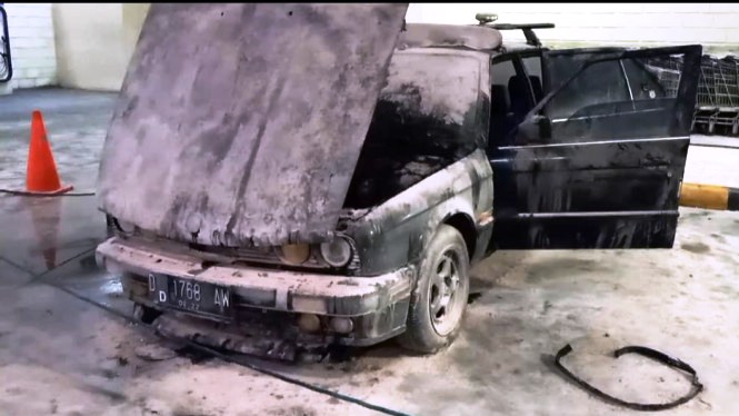 Mobil sedan BMW yang gosong terbakar. (Foto:tvonenews.com)