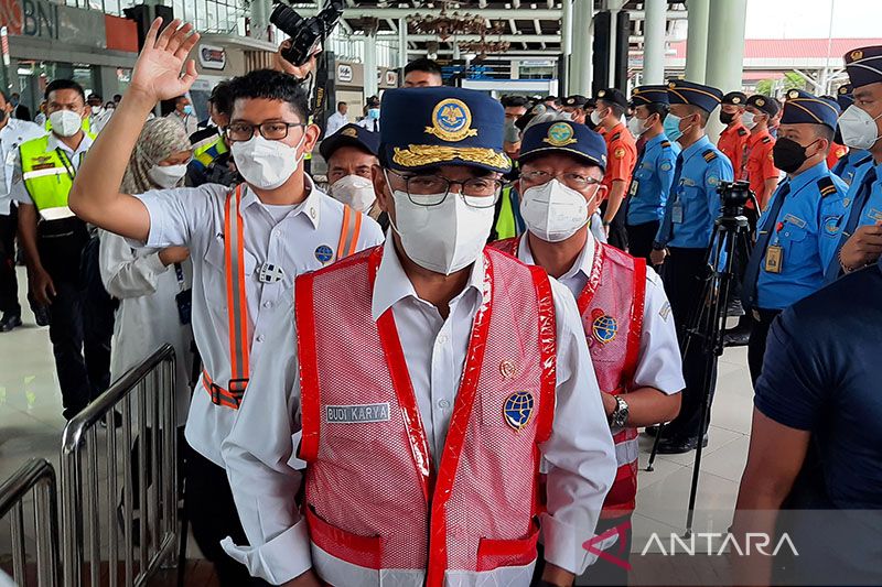 Menteri Perhubungan (Menhub) Republik Indonesia, Budi Karya Sumadi di Bandara Internasional Soekarno Hatta (Soetta), Tangerang, Banten, Minggu (24/4/2022). (Foto:ANTARA) 