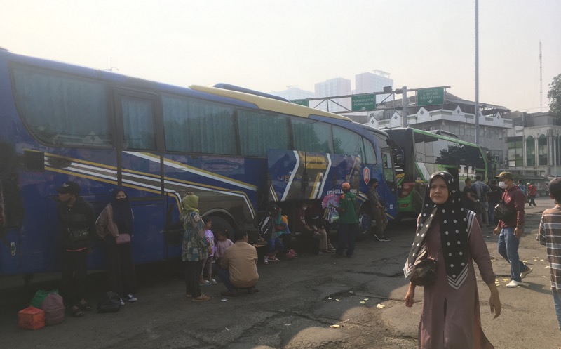 H-7 Lebaran, calon pemudik terus berdatangan ke Terminal Bekasi, Senin (25/4/2022). Foto: BeritaTrans.com.