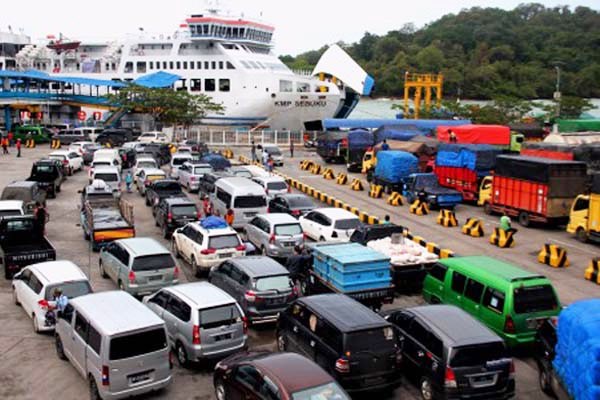 Ilustrasi kendaraan antre memasuki lambung ferry di dermaga Pelabuhan Merak, Banten. (Ist.) 