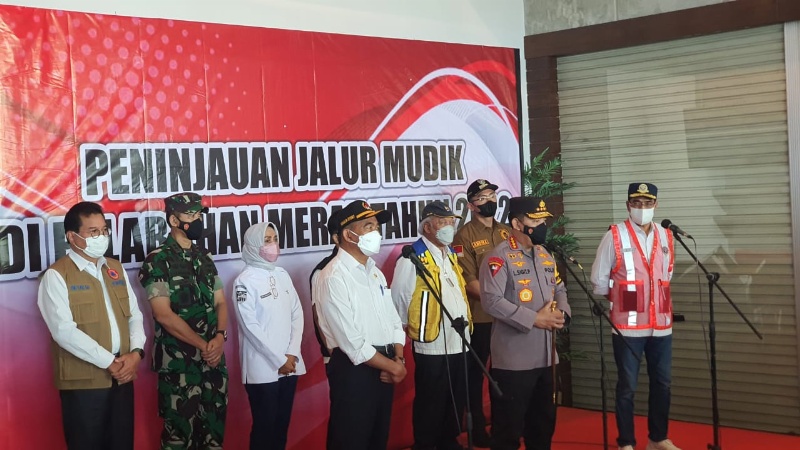 Kapolri, Menhub, Menko PMK, dan Wakil Menkes bersama Dirut ASDP di Pelabuhan Merak