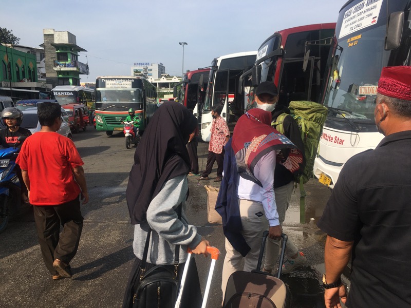 Calon pemudik di Terminal Bekasi, Selasa (26/4/2022). Foto: BeritaTrans.com.