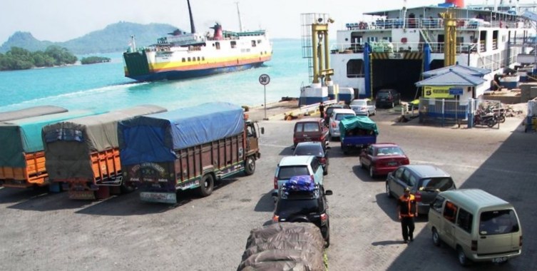 Kendaraan bersiap-siap memasuki lambung ferry di Pelabuhan Merak, Banten. (Foto:Ist.)