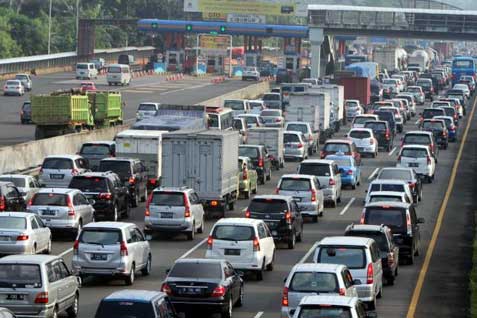 Ilustrasi kendaraan padat merayap di tol Jakarta-Cikampek. (Foto:Bisnis.com)