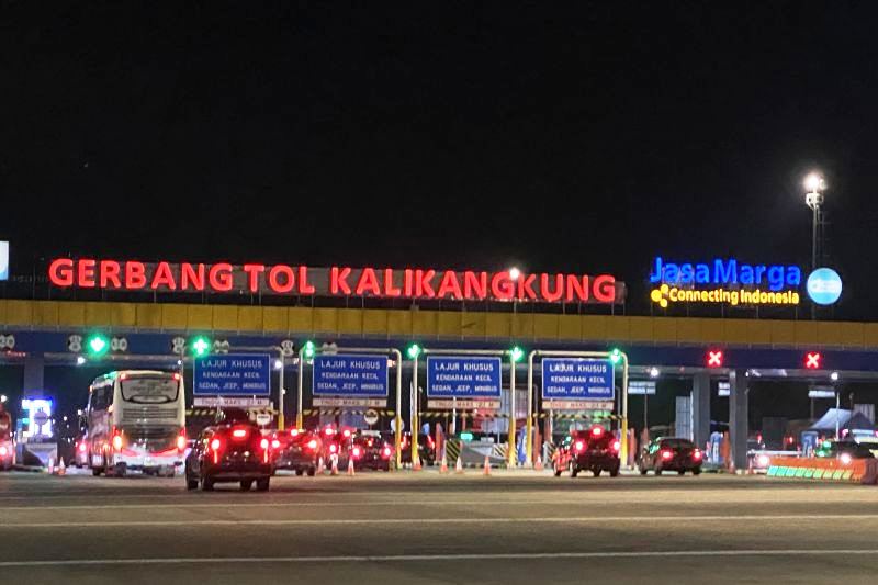Kendaraan melalui jalan Tol Kalikangkung, Semarang, Jawa Tengah mulai padat pada  Selasa (26/4/2022). (Foto:ANTARA) 
