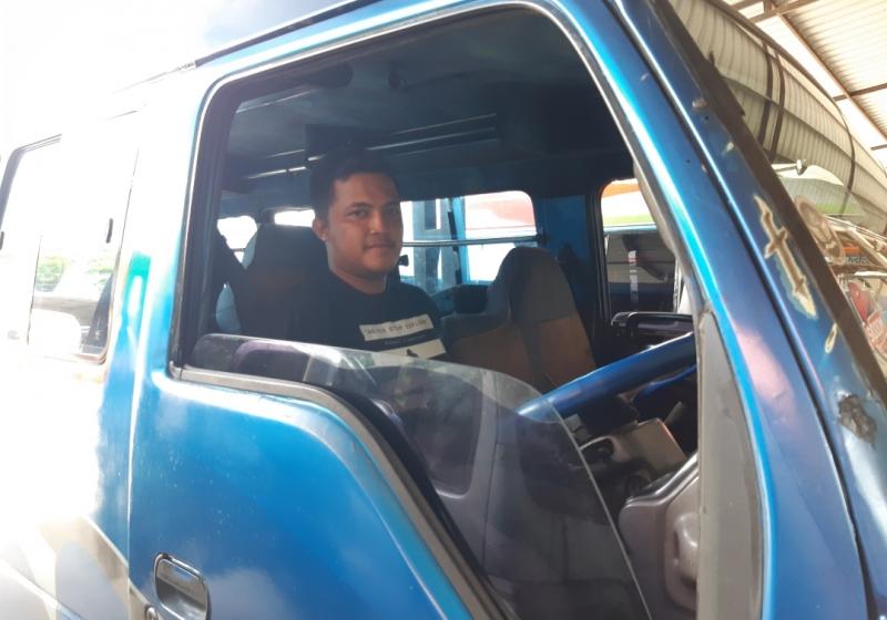 Egi (29 tahun), sopir mobil penumpang Suzuki Elf atau Jumbo jurusan Kualasimpang-Langsa.
