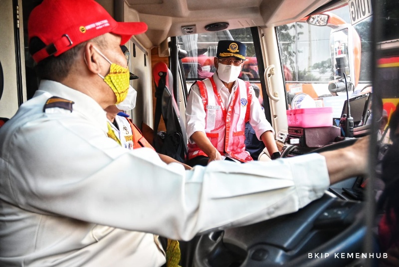 Menhub sapa pengemufi bus yang akan antar pemudik