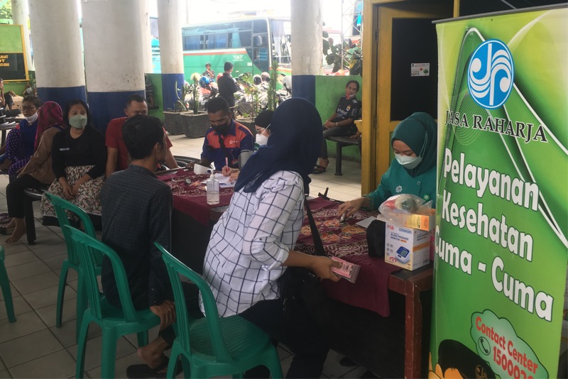 PT Jasa Raharja Perwakilan Bekasi memberikan pelayanan kesehatan gratis di Terminal Kota Bekasi, Kamis (28/4/2022). Foto: BeritaTrans.com.
