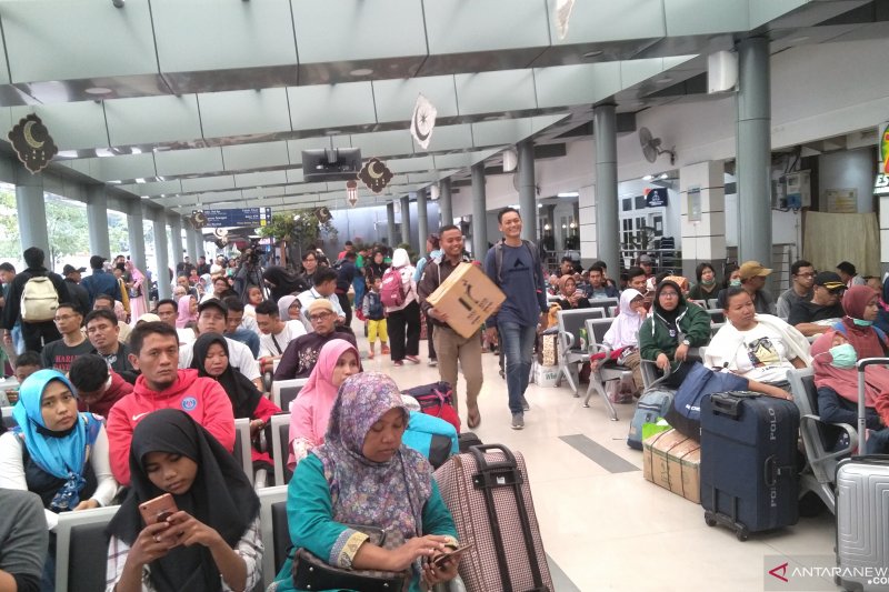 Penumpang kereta api di Stasiun Senen duduk santai menunggu kereta api datang. (Foto:ANTARA)