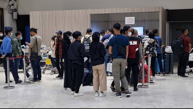 Antrean calon penumpang saat check in di Bandara Soekarno-Hatta. (Foto:tvonenews.com)