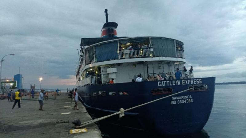 KM Cattleya dikirim KSOP Parepare untuk menjemput penumpang di Pelabuhan Samarinda (foto: Dok. KSOP Parepare)