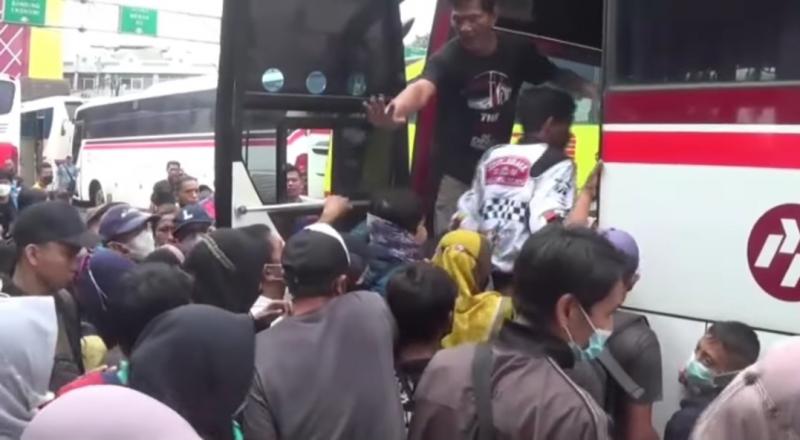 Tangkapan layar dari video yang memperlihatkan penumpang berebut masuk ke bus di Terminal Bekasi. (@infobekasi)