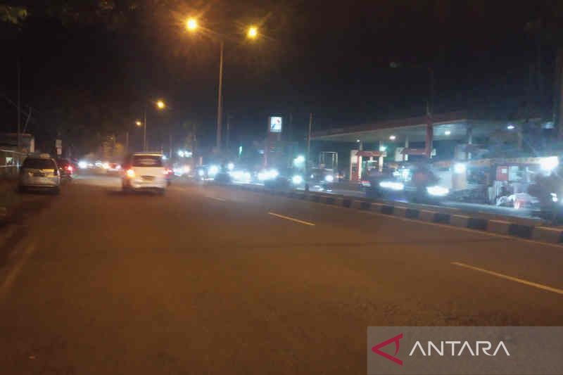 Kendaraan dari arah Jawa Tengah melintas di jalur Pantura Cirebon dengan kecepatan tinggi di Cirebon, Jawa Barat, Sabtu (30/4/2022). (Foto:ANTARA) 