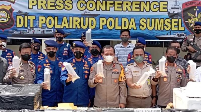 Ditpolairud Polda Sumatera Selatan, Stasiun Karantina Ikan, Pengendalian Mutu dan Keamanan Hasil Perikanan (BKIPM) Palembang berhasil mendeteksi pergerakan para penyelundup lobster di Palembang