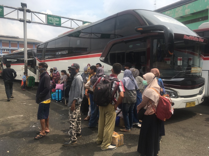 Calon pemudik rela panas-panasan di area keberangkatan demi pulang ke kampung halaman di Terminal Bekasi, Sabtu (30/4/2022). Foto: BeritaTrans.com.
