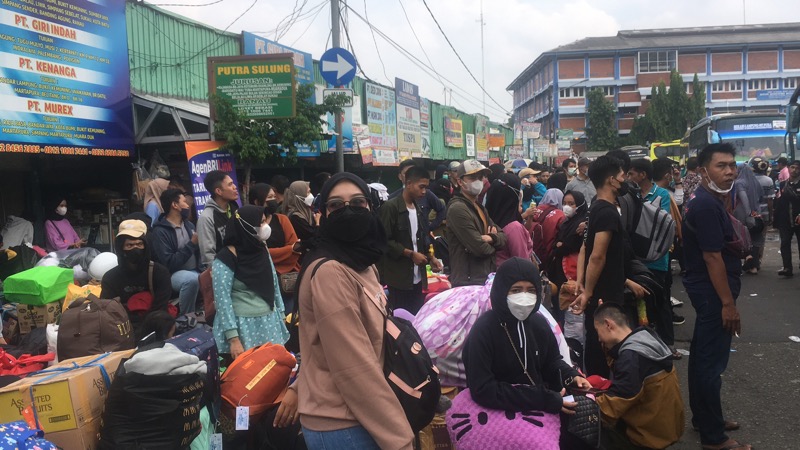 Calon pemudik tujuan Sumatera di Terminal Bekasi, Sabtu (30/4/2022). Foto: BeritaTrans.com.