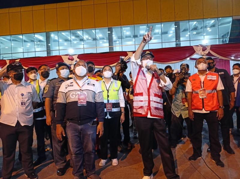 Menhub Budi Karya Sumadi berinteraksi dengan pemudik (foto: Dok. Pribadi)